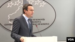 Premijer Kosova Aljbin Kurti odgovara na pitanja srpskih novinara na konferenciji za novinare u Prištini, 22. septembra 2021. (Foto: VOA) 