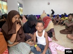 Kelompok etnis Rohingya yang berjumlah 152 orang saat berada di salah satu gedung di Kantor Camat Pantai Labu, Kabupaten Deli Serdang, Sumut. Kamis 24 Oktober 2024. (Anugrah Andriansyah/VOA)