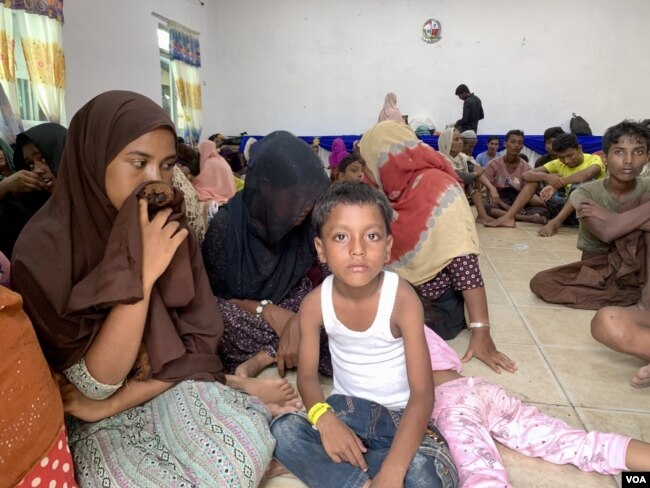 Kelompok etnis Rohingya yang berjumlah 152 orang saat berada di salah satu gedung di Kantor Camat Pantai Labu, Kabupaten Deli Serdang, Sumut. Kamis 24 Oktober 2024. (Anugrah Andriansyah/VOA)