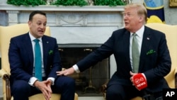 Presiden AS Donald Trump bersama Perdana Menteri Irlandia Leo Varadkar (kiri) di Oval Office, Gedung Putih, Kamis (14/3). 