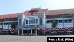 Gedung Balai Kota Surabaya menjadi percontohan gedung yang menerapkan konsep green building (Foto: VOA/Petrus Riski)