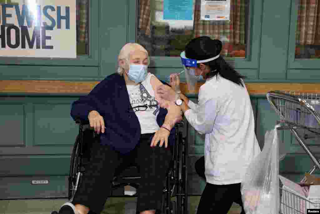 Rhoda Winkelman, de 96 a&#241;os de edad, recibe la vacuna en el centro de salud New Jewis, en Mahattan, Nueva York, el 21 de diciembre de 2020. [Reuters]