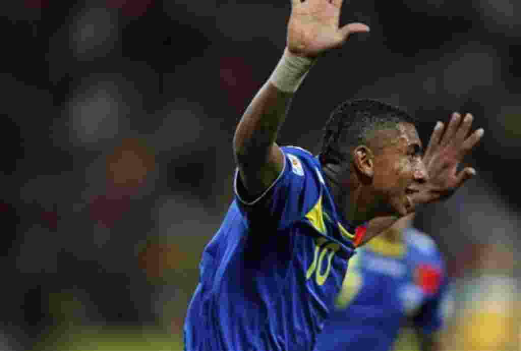 Juan Govea de Ecuador celebra tras anotar un punto frente a Australia, en partido del grupo C. Manizales, Colombia, 31 de julio de 2011.