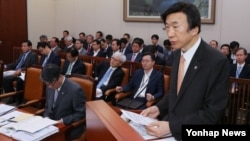 한국의 윤병세 외교부 장관이 30일 오전 국회에서 열린 외교통일위원회 전체회의에서 업무보고를 하고 있다.