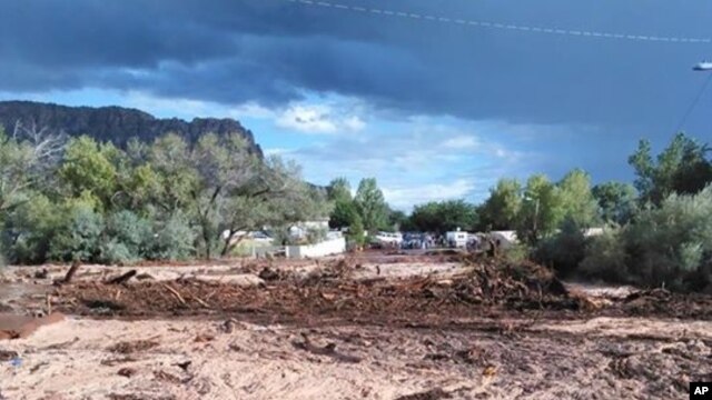 La mortal inundación se estrelló contra dos vehículos en los que murieron dos familias.