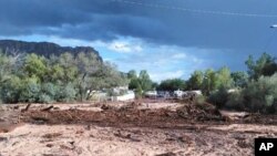 La mortal inundación se estrelló contra dos vehículos en los que murieron dos familias.