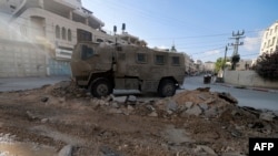 Un vehículo militar israelí circula por una carretera durante una redada en la ciudad norteña de Tulkarm, en la Cisjordania ocupada, el 28 de agosto de 2024.