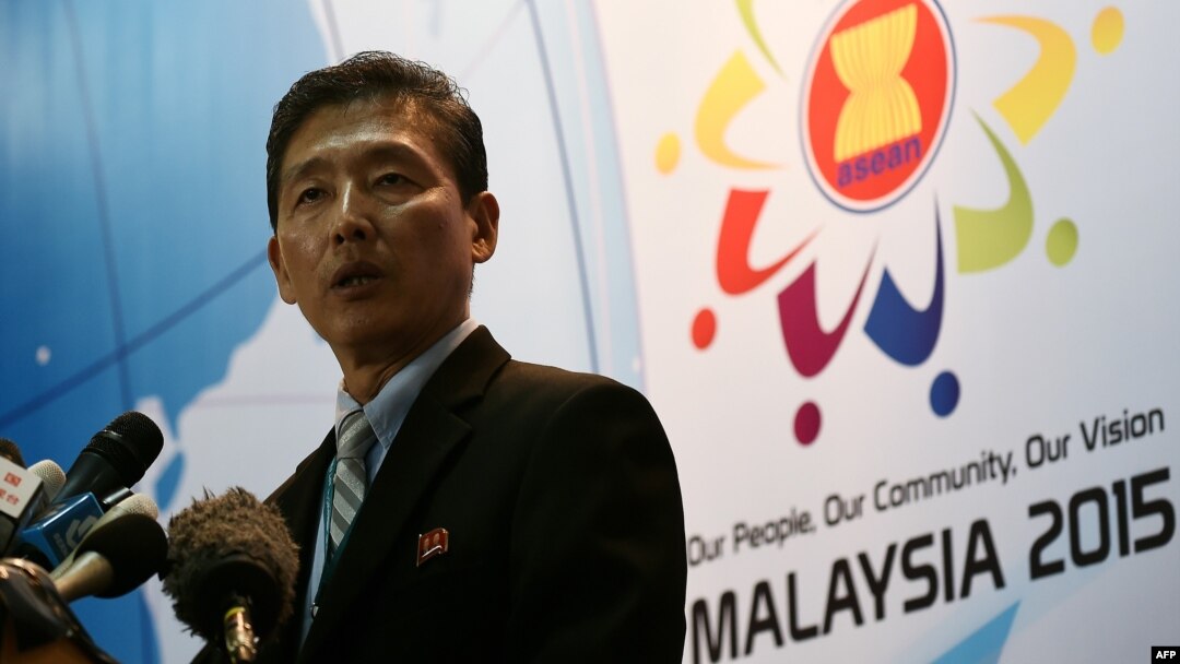 Juru bicara Kementerian Luar Negeri Korea Utara Ri Tong Il dalam sebuah konferensi pers di sela-sela pertemuan menteri luar negeri ASEAN di Putra World Trade Center, Kuala Lumpur, 6 Agustus 2015.