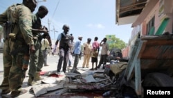 Tentara Somali di lokasi ledakan bom di ibukota Mogadishu (3/5). 