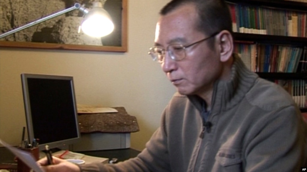 视频截图显示刘晓波在家里阅读一个文件(2008年1月6日)