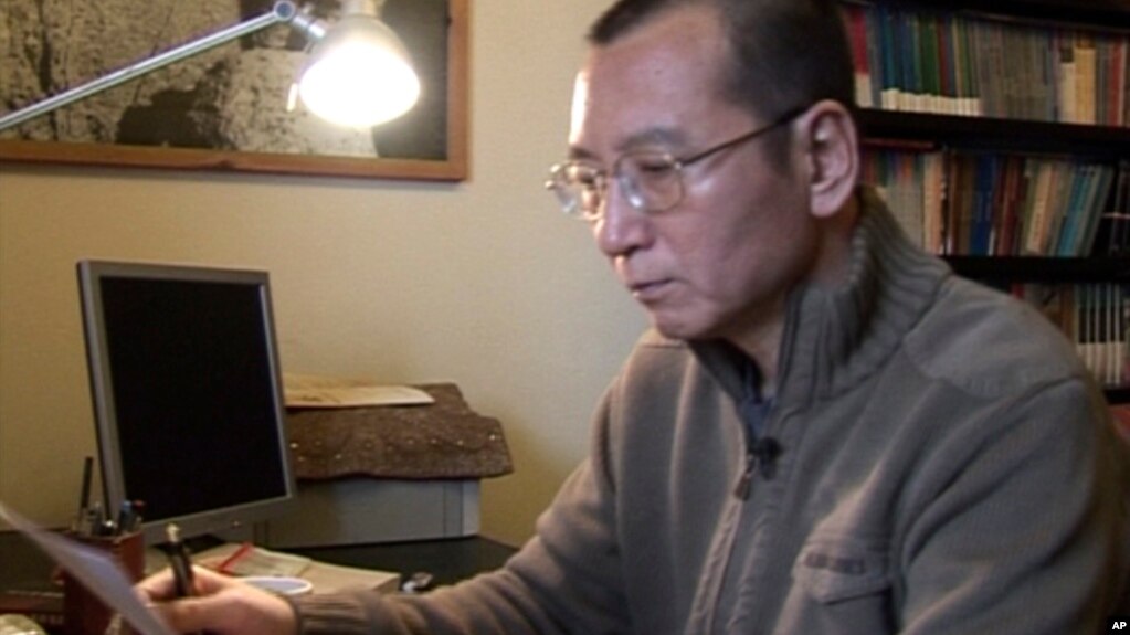 视频截图显示刘晓波在家里阅读一个文件（2008年1月6日）