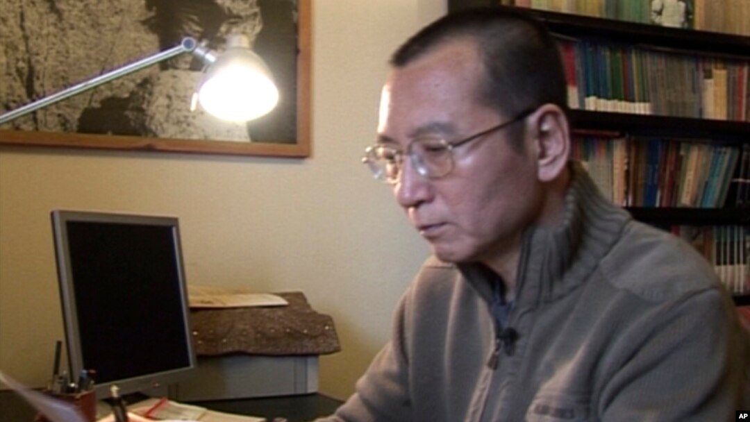 Foto mendiang Liu Xiaobo di rumahnya di Beijing, China tahun 2008 (foto: dok).