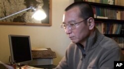 Foto mendiang Liu Xiaobo di rumahnya di Beijing, China tahun 2008 (foto: dok).