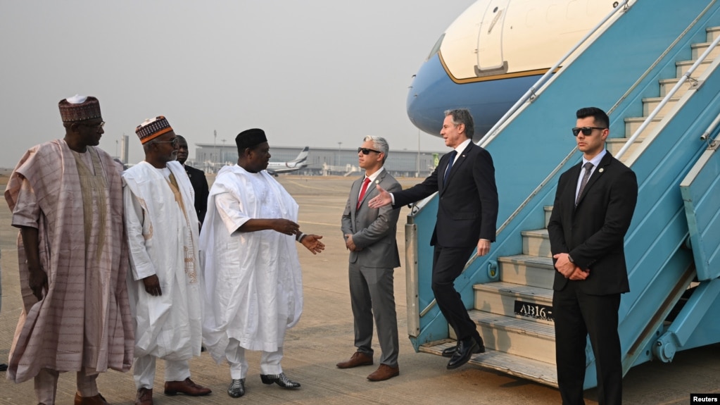 2024年1月23日，美国国务卿布林肯抵达尼日利亚阿布贾国际机场，受到尼日利亚外长图加尔等官员的迎接。（路透社照片）(photo:VOA)