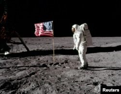 지난 1969년 6월 29일 버즈 올드린이 인류 최초로 달 표면에 착륙에 성공한 뒤 성조기를 달 표면에 세우고 이를 바라보고 있다.