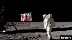 Астронавт Эдвин Олдрин, пилот «Аполлона-11», рядом с развернутым флагом США во время выхода в открытый космос на Луне, 20 июля 1969 года.