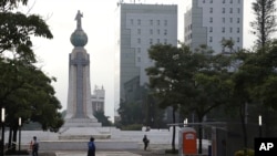 En la imagen se observa el icónico monumento a El Salvador del Mundo, en San Salvador. [Foto de archivo]