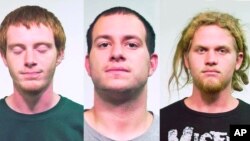 Chicago - OTAN - Los acusados fueron identificados (de izquierda a derecha) como Brian Church, Jared Chase y Brent Betterly.