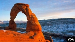 Pemandangan dari Taman Nasional Arches di dekat kota Moab, Utah.