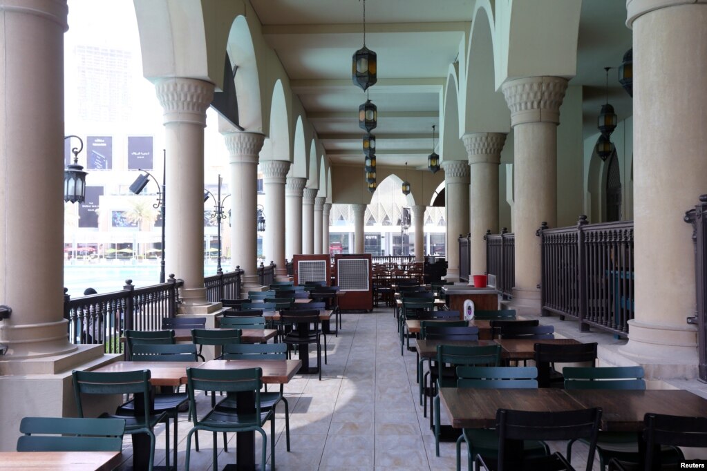 El patio de un restaurante está vacío fuera del centro comercial Dubai Mall, luego del brote de coronavirus, en Dubai, Emiratos Árabes Unidos.&nbsp;