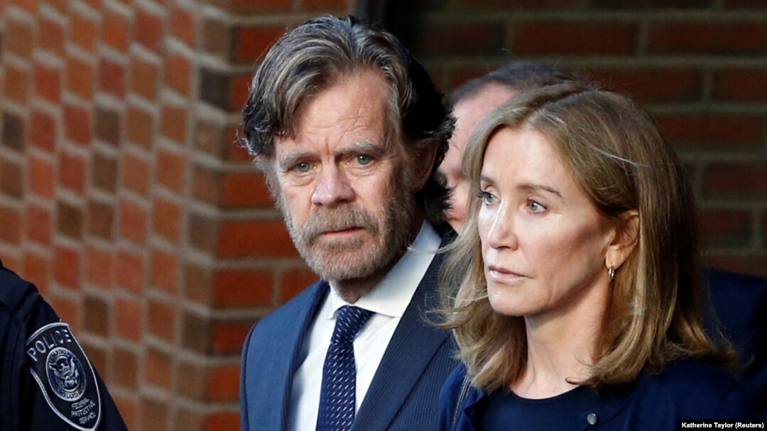 Felisiti Hafman i Vilijem Mejsi ispred suda u Bostonu, septembar 2019.