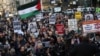 Demonstran memegang plakat selama protes menyusul penangkapan oleh agen imigrasi AS terhadap aktivis mahasiswa pro-Palestina Mahmoud Khalil di Universitas Columbia, di Foley Square di New York City, 10 Maret 2025.