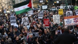 Demonstran memegang plakat selama protes menyusul penangkapan oleh agen imigrasi AS terhadap aktivis mahasiswa pro-Palestina Mahmoud Khalil di Universitas Columbia, di Foley Square di New York City, 10 Maret 2025.