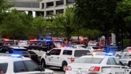 El personal de emergencia trabaja en la escena de un tiroteo en la Clínica Warren en Tulsa, Oklahoma, el 1 de junio de 2022. 