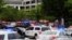 El personal de emergencia trabaja en la escena de un tiroteo en la Clínica Warren en Tulsa, Oklahoma, el 1 de junio de 2022. 