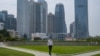 一名戴着口罩的男子行走在空空荡荡的香港金融区。（2020年3月27日）