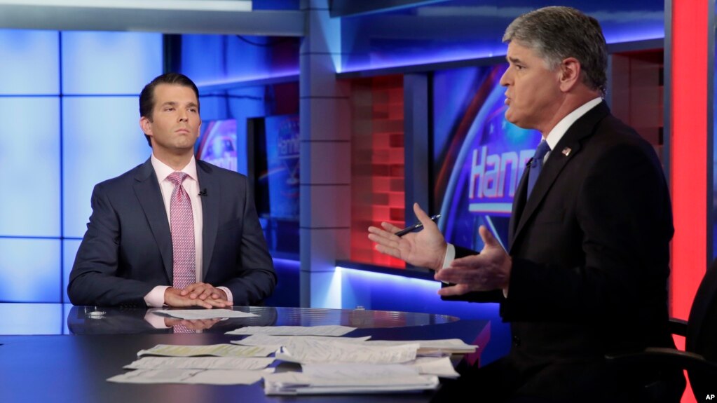 Donald Trump Jr. (trái), được Sean Hannity phỏng vấn trong chương trình truyền hình Fox News tại New York, ngày 11/7/2017