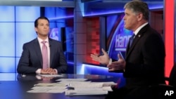 Sean Hannity (à droite) interviewant Donald Trump, Jr., fils aîné du président américain, Fox News, New York, le 11 juillet 2017.