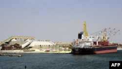 Un bateau transportant du phosphate dans le port de Sfax, en Tunisie, le 14 avril 2015.