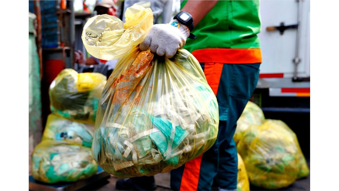 Seorang pekerja membawa kantong sampah medis di Jakarta. (Foto: REUTERS/Ajeng Dinar Ulfiana)