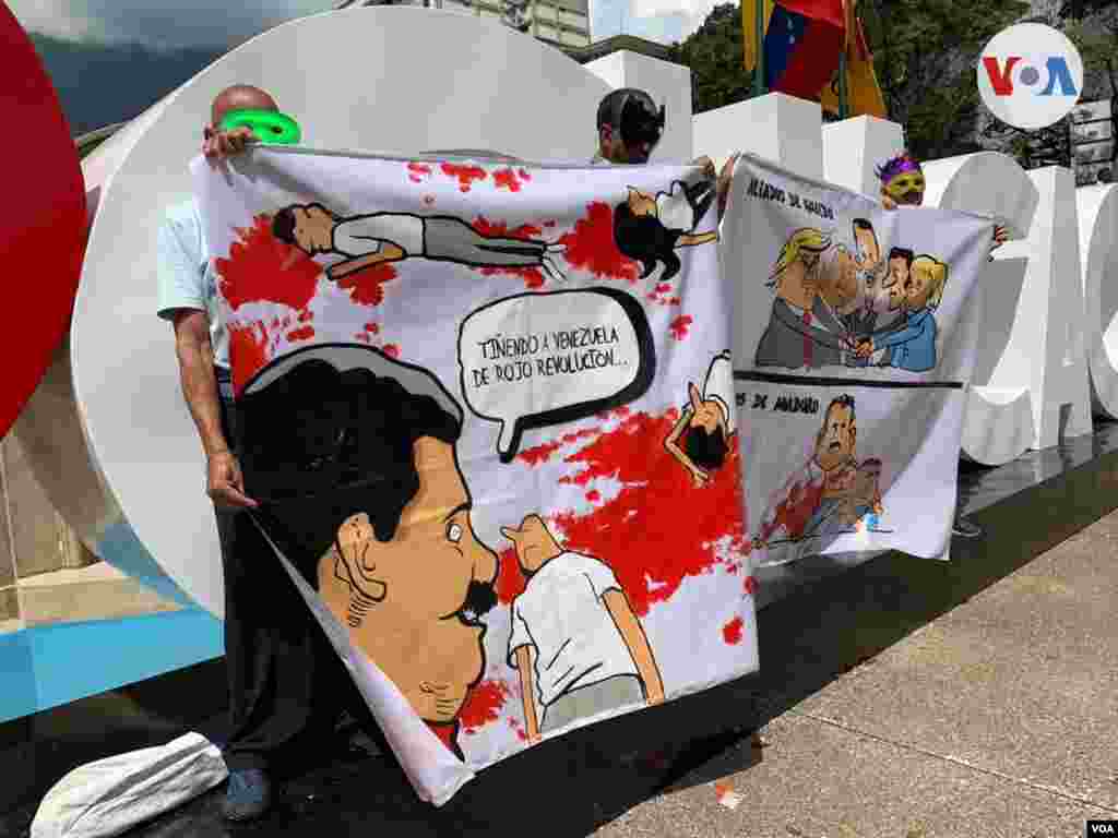 En esta protesta no hubo solo carrozas. También hubo pancartas en las que imprimieron caricaturas alusivas al gobierno en disputa. Foto: Luisana Solano - VOA.