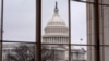 El Capitolio se ve a través de una ventana en el edificio de oficinas Cannon House en Capitol Hill en Washington, el 13 de febrero de 2025.