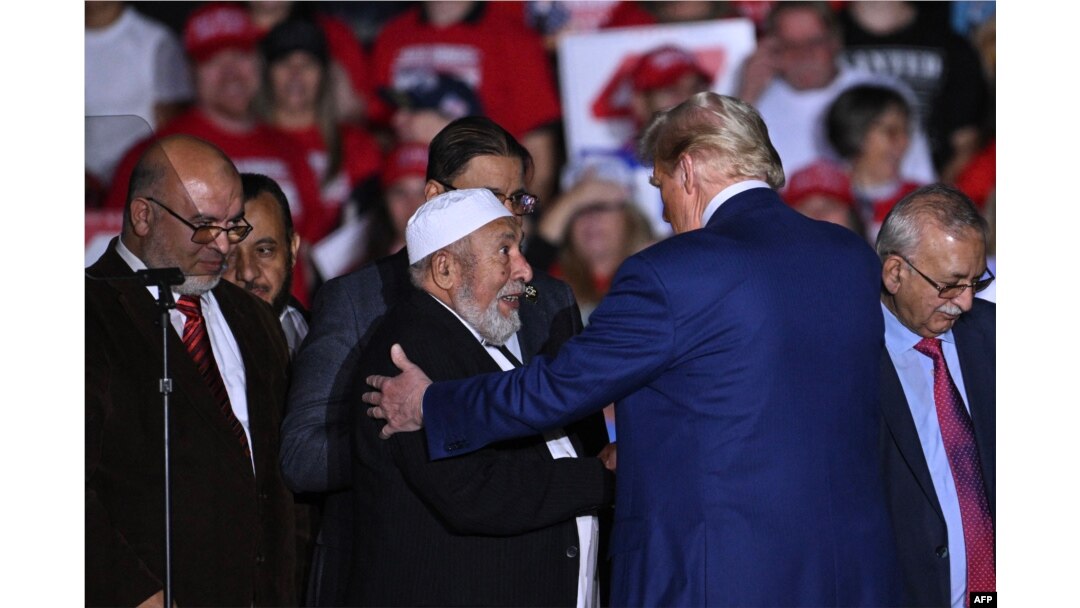Calon presiden dari Partai Republik, Donald Trump, menyapa para pemimpin komunitas Muslim setempat yang memberikan dukungan kepadanya di Novi, Michigan, 26 Oktober 2024. (Foto: AFP)