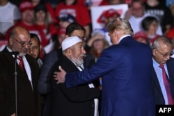 Calon presiden dari Partai Republik, Donald Trump, menyapa para pemimpin komunitas Muslim setempat yang memberikan dukungan kepadanya di Novi, Michigan, 26 Oktober 2024. (Foto: AFP)