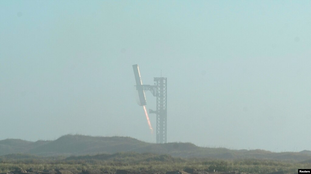 Pакета-носитель Space Starship приземляется, близ Браунсвилла, штат Техас, США, 16 января 2025 года.