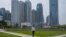 一名戴着口罩的男子行走在空空荡荡的香港金融区。（2020年3月27日）
