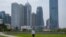 一名戴著口罩的男子行走在空空蕩蕩的香港金融區。 （2020年3月27日）
