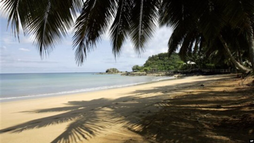 Bakin gabar teku a Bombom, tsibirin Principe na Tarayyar Tsibiran Sao Tome da Orincipe mai kallon mashigin ruwan Guinea, dab da Najeriya, inda yanzu fashi cikin teku yake karuwa.