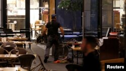 ماموران پلیس اسرائیل در یکی از رستوران های بازار "شارونا" که دست کم دو مهاجم چهارشنبه شب به سوی آن تیراندازی کردند