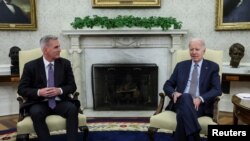 ARHIVA: Američki predsednik Džo Bajden i presedavajući Predstavničkim domom Kevin Mekarti tokom razgovora u Beloj kući (Foto: REUTERS/Leah Millis)