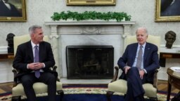 ARHIVA: Američki predsjednik Joe Biden i predsjedavajući Predstavničkim domom Kevin Mekarti tokom razgovora u Bijeloj kući (Foto: REUTERS/Leah Millis)
