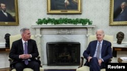 El presidente Joe Biden en reunión sobre el límite de la deuda con el presidente de la Cámara de Representante, Kevin McCarthy (R-CA), en la Oficina Oval de la Casa Blanca en Washington, EE. UU., el 22 de mayo de 2023. REUTERS/Leah Millis/Foto de archivo.