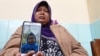 Hestiwartini menunjukkan foto putri tunggalnya, Yasinta Bunga Maharani. Bunga adalah satu dari 10 korban tewas dalam kegiatan susur sungai oleh Pramuka SMP N 1 Turi, Sleman pada Jumat, 21 Februari 2020. (Foto: Nurhadi Sucahyo/VOA)