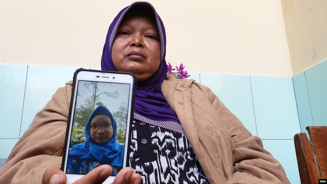 Hestiwartini menunjukkan foto putri tunggalnya, Yasinta Bunga Maharani. Bunga adalah satu dari 10 korban tewas dalam kegiatan susur sungai oleh Pramuka SMP N 1 Turi, Sleman pada Jumat, 21 Februari 2020. (Foto: Nurhadi Sucahyo/VOA)