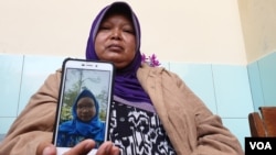 Hestiwartini menunjukkan foto putri tunggalnya, Yasinta Bunga Maharani. Bunga adalah satu dari 10 korban tewas dalam kegiatan susur sungai oleh Pramuka SMP N 1 Turi, Sleman pada Jumat, 21 Februari 2020. (Foto: Nurhadi Sucahyo/VOA)