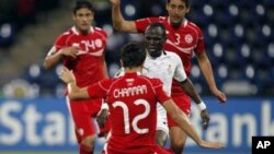 Timnas Tunisia (merah) saat menghadapi Ghana dalam Piala Afrika tahun lalu (foto: dok). Tunisia gagal maju ke Piala Dunia 2014 di Brazil. 